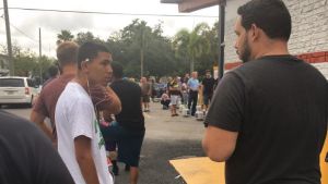 Invånarna hamstrar förnödenheter. Människor hamstrar inför orkanen Irma i Florida