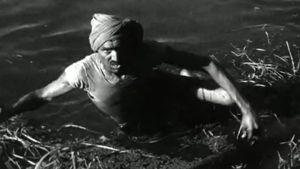 Intialainen palvelija hakee vedestä metsästyssaalista ohjelmassa Vierailu Intiaan (1965)