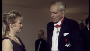 Sveriges ambassadör Knut Thyberg intervjuas på Slottsbalen 1990 av Marianne Carlsson (numera Lydén) Sveriges ambassadör Knut Thyberg intervjuas på Slottsbalen 1990.