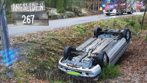 Den andra bilen körde av vägen kring klockan åtta på morgonen. En bil som ligger upp och ner i ett dike.