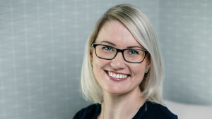 Marika Ståhl-Railila tycker att mammor borde får mera fysioterapi. En leende blond kvinna.