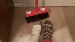 Att rocka sockorna och dansa med sin kvast kan vara ett sätt att liva upp en kväll i coronatider. Strumpor i olika färg.
