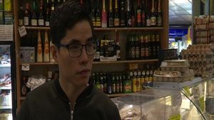 Michael jobbar bakom kassan i butik i Bijlmermeer Michael jobbar i etnisk butik i Amsterdam
