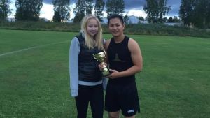 Vi vill vara med varandra hela tiden, säger Isabel och Thang. thang nguyen och hans flickvän isabell kullström står på en fotbollsplan