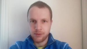 Carl-Oscar Sand från Närpes hade inte flyttat till Åland om han vetat att han skulle bli utan bostadsstöd. Bild på studerande Carl-Oskar Sand som studerar på Åland.