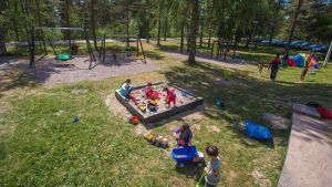 Alla barn var välkomna till lekparken. Lekpark invid flyktingförläggningen i Mjölbolsta.