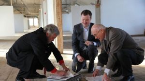 Mårten Johansson, Olli Muurainen och Kaj Lindholm skriver under intentionsavtalet. Intentionsavtalet skrivs under