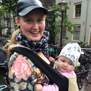 Nina Nyman har tyckt att livet som ensamstående mamma hittills gått förvånansvärt lätt. Nyman jobbar som chefredaktör för Astra. Nina Nyman med sin dotter i en bärsele på magen.