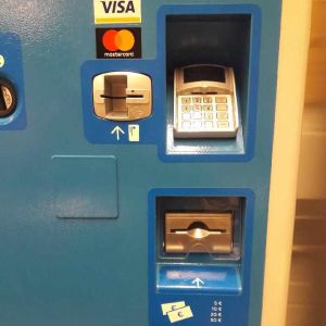 Så här ser de nuvarande instruktionerna ut på biljettautometen. En av de nya biljettautomaterna.