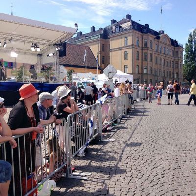 Människor samlas på gatorna för att se prinsparet.
