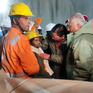 Intiassa autotunneliin jumiin jääneet tietyöntekijät saatiin pelastettua 28. marraskuuta 2023. Kuvassa yksi pelastuneita on pelastajien ja median ympäröimänä.