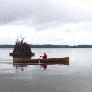 Päivän viimeinen etappi alkaa. Peltsi soutaa vuoden pisimmän päivän iltana.