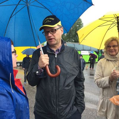 Juha Sipilä puhuu naisen kanssa.