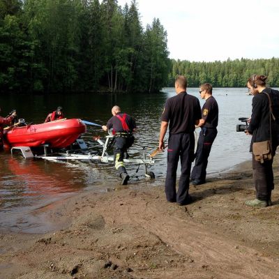 Yle kuvaaja kuvaa pintapelastusharjoitusta Suolijärvellä