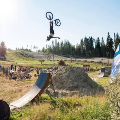 BMX-pyöräilijä ilmassa hyppytempussaan.