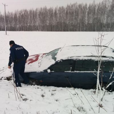 Pohjanmaalle tuli talvi takaisin - kesärenkailla saattoi päätyä penkkaan.