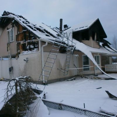 Antti ja Heidi Mäki saivat joulukuussa 2012 puhelun, jossa kerrottiin, että heidän talonsa on tulessa.
