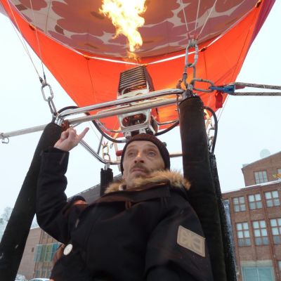 Ilkka Heiskanen kuumailmapallon korissa Hämeenlinnan Verkatehtaan edustalla