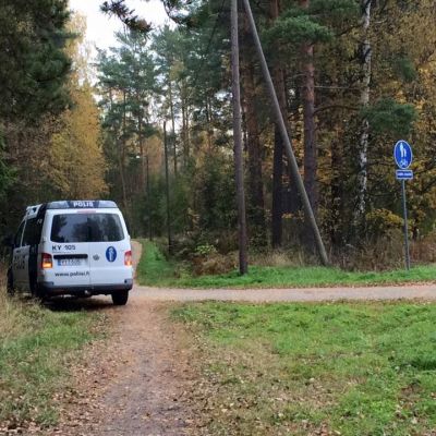 Poliisi eristi alueen Kotkan Karhuvuoressa lauantaiaamuna. Kolme miestä oli ammuskellut puita asuinalueen lähellä