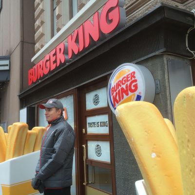 Burger Kingin ulko-ovi ja mainoskyltit