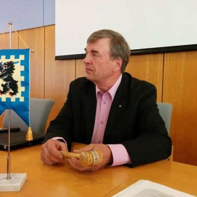 Kansanedustaja Timo Kalli (kesk.) Euran valtuuston puheenjohtajan tehtävässä 5.10.2015