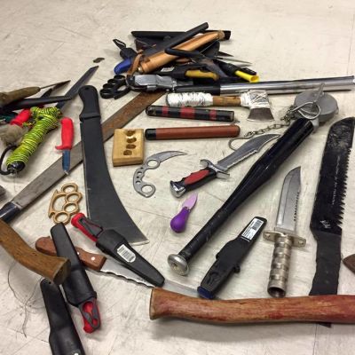 Poliisin Oulussa haltuun ottamia teräaseita.
