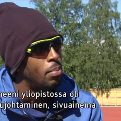 Urheilujuttuja: Leikkauksesta toipunut aitojen maailmanmestari Suomessa
