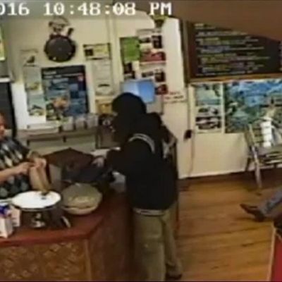 Uutisvideot: Ravintoloitsija jätti ryöstäjän ilman huomiota, rosvo luovutti