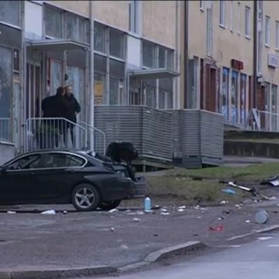 Uutisvideot: Auto syöksyi ihmisten päälle Helsingin Siilitien metroaseman vieressä
