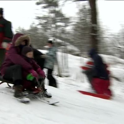 Uutisvideot: Laskiaispäivän viettoa Helsingin Taivaskalliolla