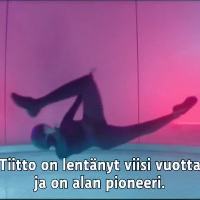 Ihminen leijuu tuulitunnelissa.