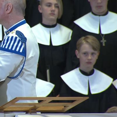 Uutisvideot: Veteraanin iltahuuto kajahti Koiviston hautajaisissa Jorma Hynnisen johdolla