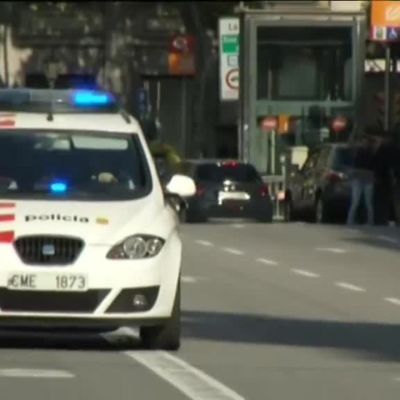 Uutisvideot: Pakettiauto ajoi väkijoukkoon Barcelonassa