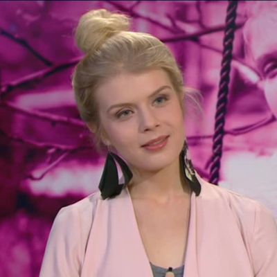 Ylen aamu-tv: Näyttelijä Alina Tomnikov rentoutuu irtokarkeilla ja Netflixillä