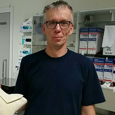 Matti Rinnankoski tekee vuosittain satoja kipsejä Seinäjoen keskussairaalassa.