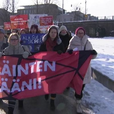 Uutisvideot: Helsingissä osoitettiin mieltä hallituksen eläinsuojelulakiesitystä vastaan