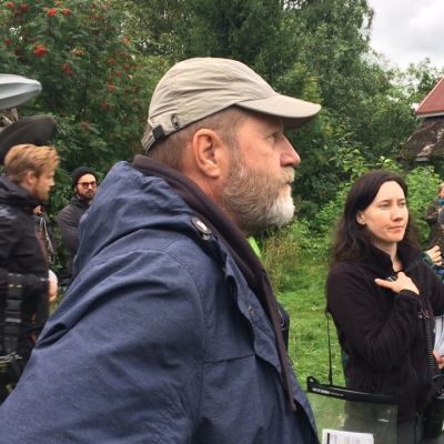Markku Pölönen ohjaa Oma Maa -elokuvaansa Kontiolahdella elokuussa 2017.