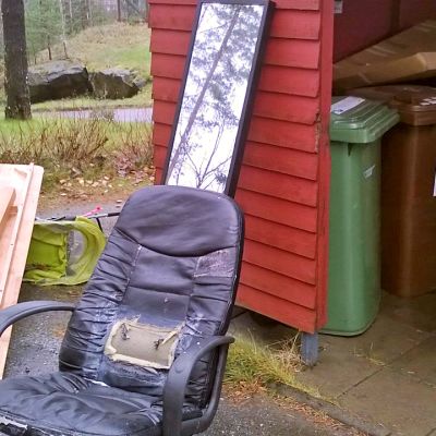 hylättyjä huonekaluja