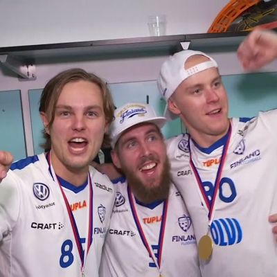 Näin salibandymiehet juhlivat railakkaasti maailmanmestaruutta pukukopissa