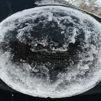 Suuri ympyränmuotoinen jäälautta löydettiin Westbrookin kaupungista.