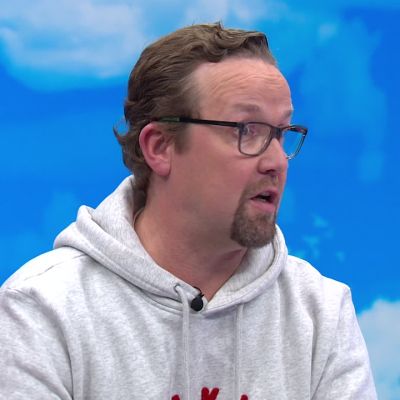 Petteri Summanen sketsien ideoinnista: ottaa vaikka uutisartikkelin ja miettii saisiko siitä kääntämällä hauskaa