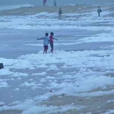 Chennain hiekkaranta on täynnä myrkkyvaahtoa
