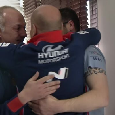 Tätä näkee todella harvoin! Kivikasvoinen rallipomo liikuttui, kun tähtikuski päihitti Tommi Mäkisen tähdet