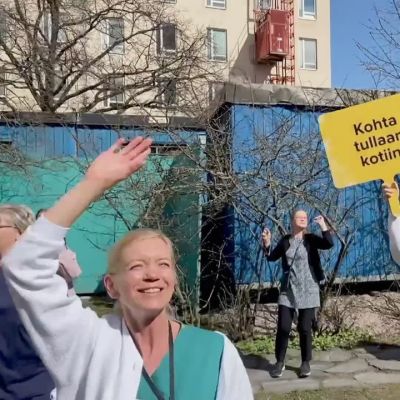HUSin kätilöt tanssivat Daruden kannustamina sairaalan sisäpihalla.