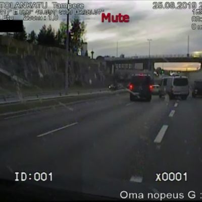 Poliisi ajaa takaa ampujia ja yrittää kiilata heidät Tampereella