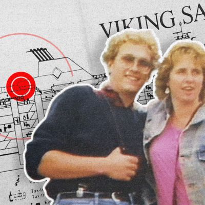 Vanha valokuva pariskunnasta ja taustalla laivan kartta.