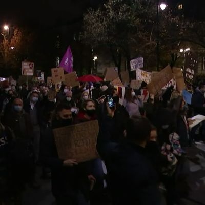 Varsovassa mielenosoittajat kokoontuivat jälleen protestoimaan uutta aborttilakia