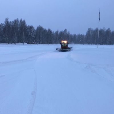Latukone työn touhussa Hattulassa