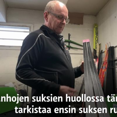Varastojen kätköistä kaivetaan nyt huollettavaksi vanhoja suksia