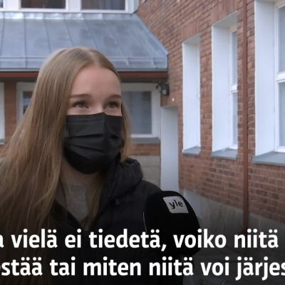 Rovaniemeläinen Unna Karppinen odottaa ylioppilasjuhliaan epävarmuudessa.